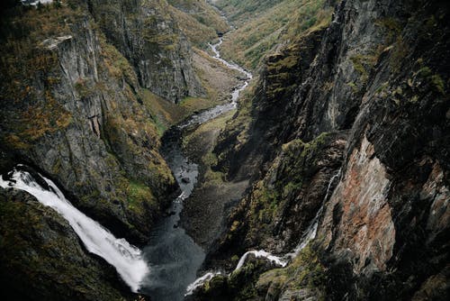 快速瀑布流入山间河 · 免费素材图片