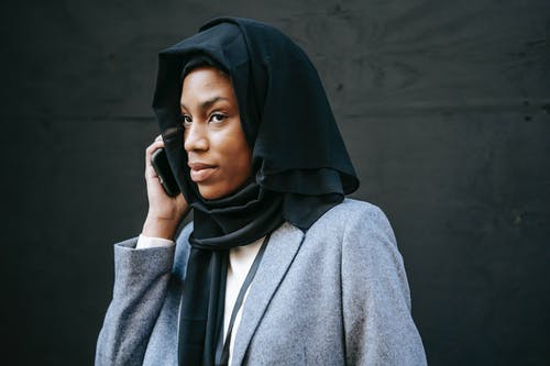 灰色外套和黑色头巾的女人 · 免费素材图片