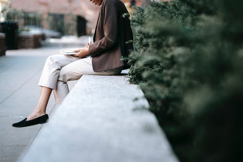 黑色长袖衬衫和白色的裤子，坐在混凝土长凳上的女人 · 免费素材图片