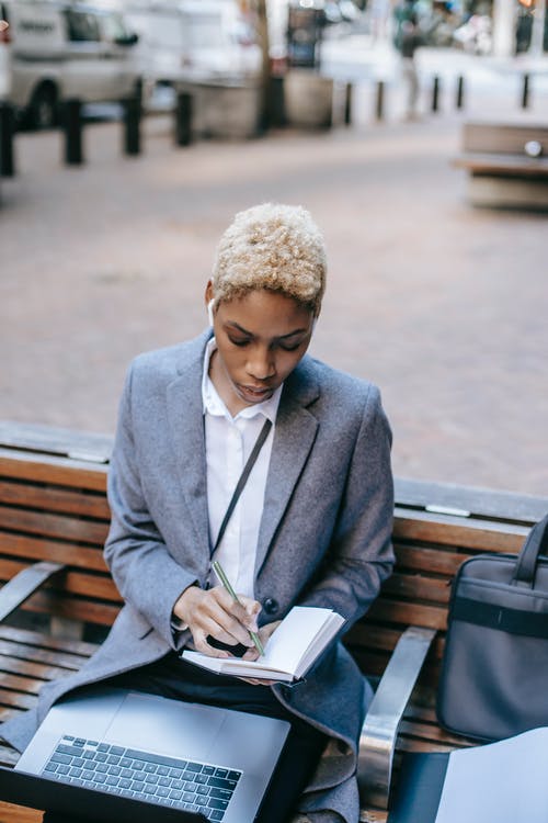 灰色西装外套阅读书中的男人 · 免费素材图片