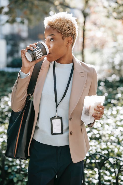 从白色陶瓷杯喝水的白色西装外套的男人 · 免费素材图片