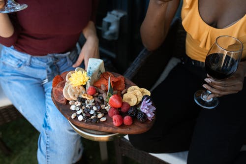 人拿着盘子用各种各样的果子 · 免费素材图片