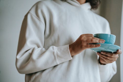 白色长袖衬衫的人 · 免费素材图片