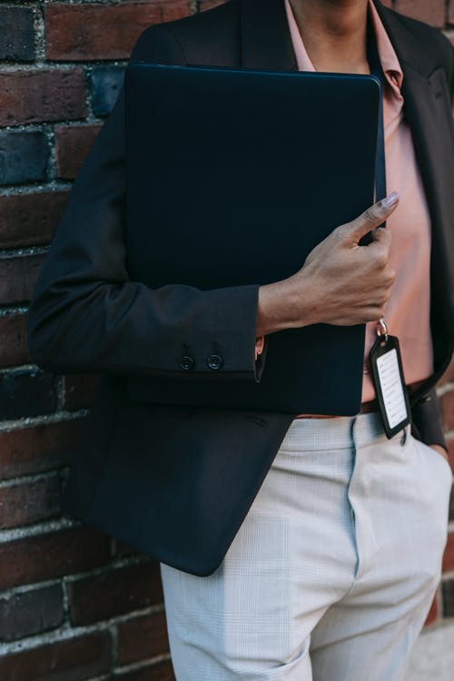 黑色西装外套和持有黑色智能手机的白色礼服衬衫的男人 · 免费素材图片