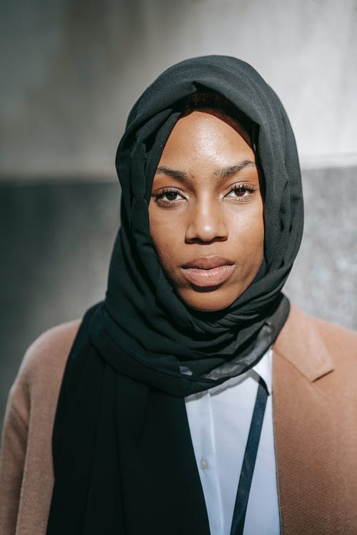 黑色头巾和棕色西装外套的女人 · 免费素材图片