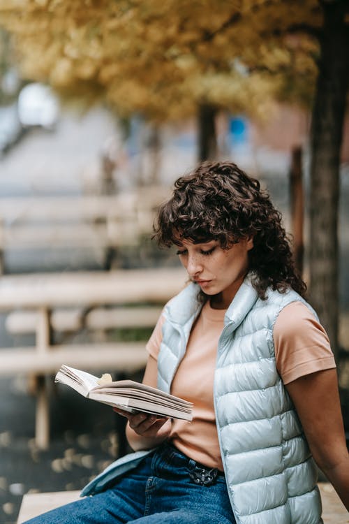 白衬衫阅读书中的女人 · 免费素材图片