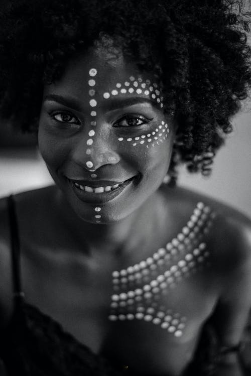幸福的黑女人，脸上的油漆点 · 免费素材图片