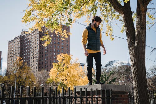 胡子的年轻人在栅栏上 · 免费素材图片