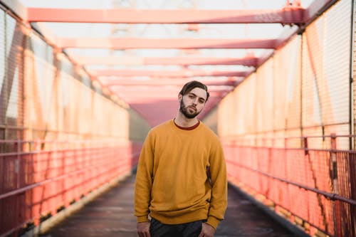 站在桥上的黄色毛衣的男人 · 免费素材图片