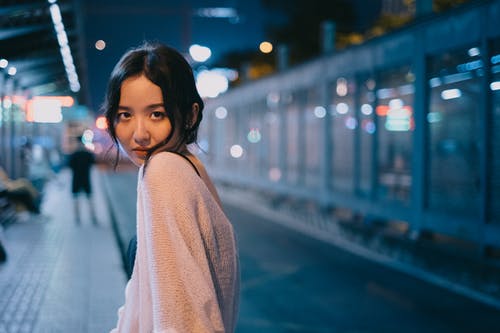 晚上街与明亮的灯光的年轻亚裔女子 · 免费素材图片