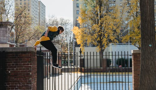 跳过高篱笆的活跃运动员 · 免费素材图片