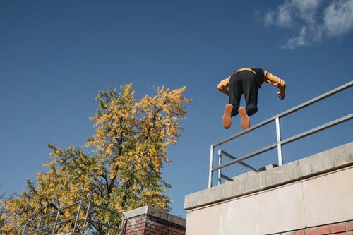 坚强的人，在屋顶上表演跑酷 · 免费素材图片