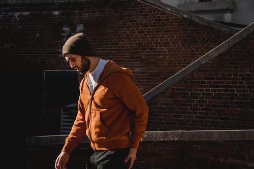 独自在城市街道上漫步的男性 · 免费素材图片