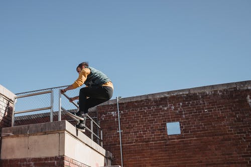 年轻人爬上屋顶 · 免费素材图片