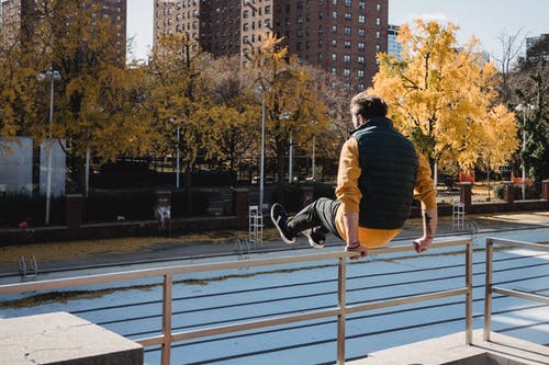 匿名运动员跳过城市的篱笆 · 免费素材图片