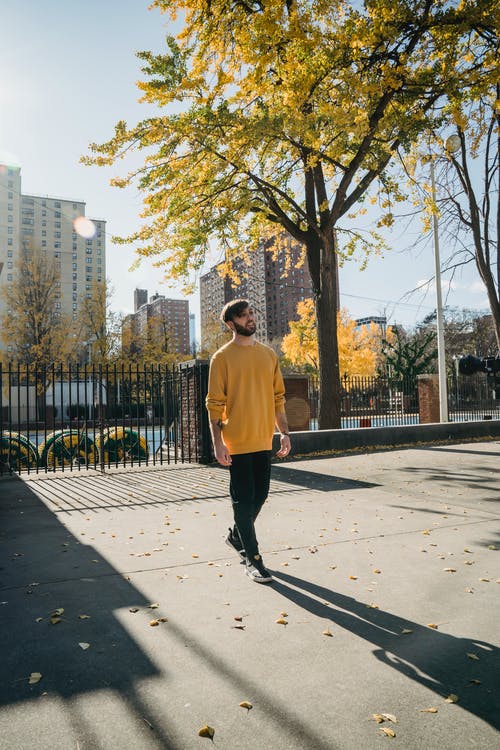 独自在城市街道上行走的人 · 免费素材图片