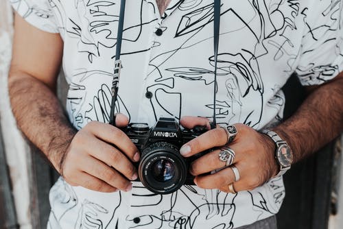 裁剪相机的男人 · 免费素材图片
