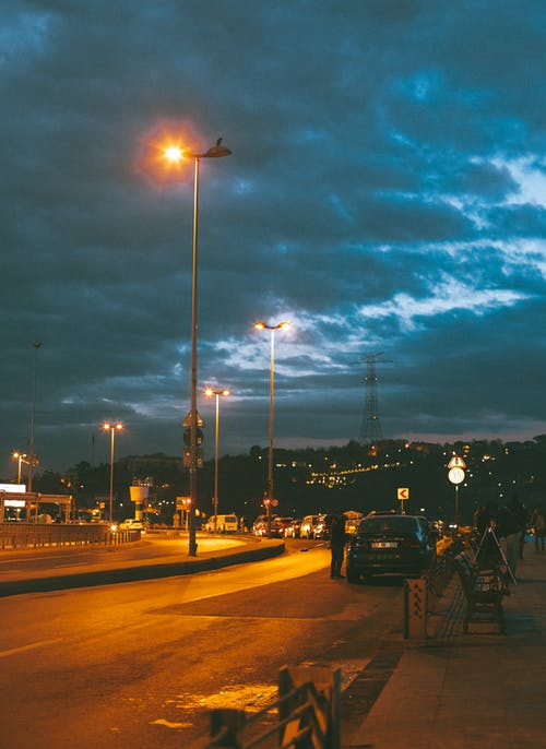 晚上路灯的路 · 免费素材图片