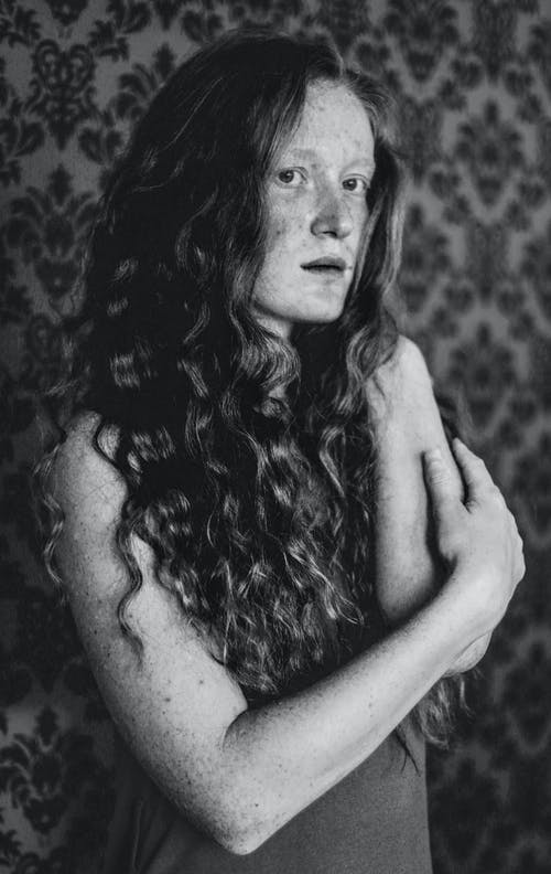 坦然的女人，在抽象的背景 · 免费素材图片