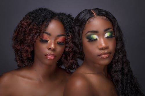 黑头发，蓝眼睛的女人 · 免费素材图片