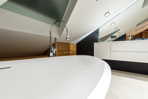 带现代轻家具的现代浴室 · 免费素材图片