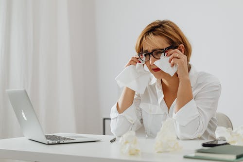 有关卫生纸, 坐, 女人的免费素材图片