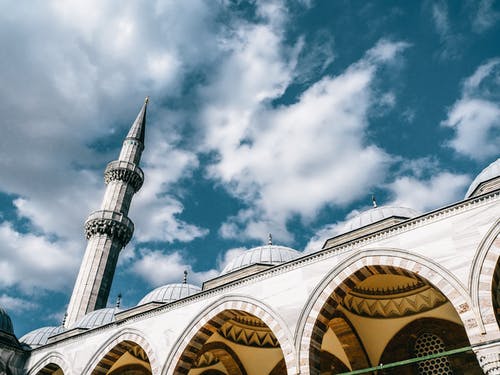 多云的蓝天下的观赏清真寺 · 免费素材图片