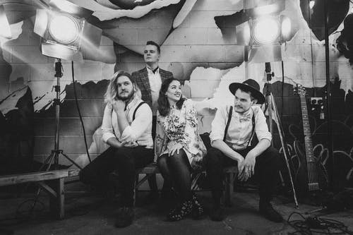 有关乐队, 单色, 坐的免费素材图片