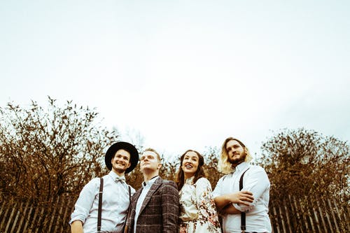 有关低角度拍摄, 女人, 微笑的免费素材图片