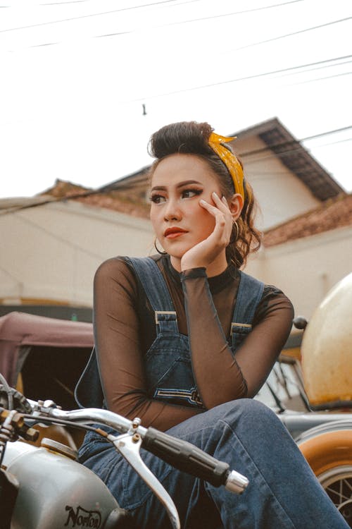 有关坐, 垂直拍摄, 女人的免费素材图片