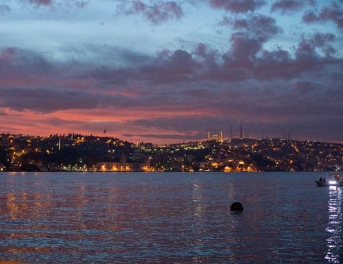 荡漾着河景 · 免费素材图片