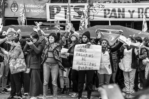 有关举起手臂, 人群, 团结的免费素材图片