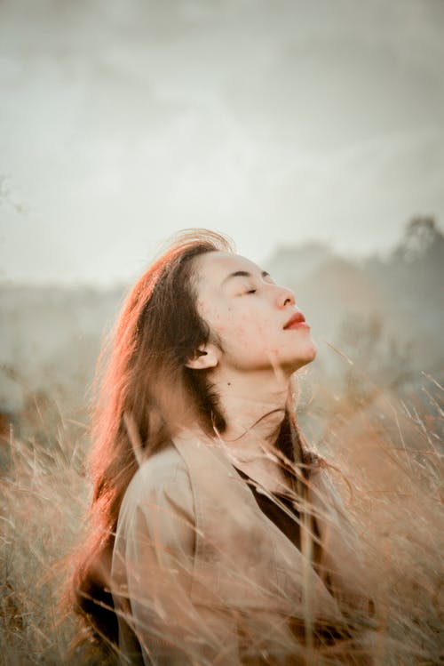 有关户外, 摆姿势, 棕色外套的免费素材图片