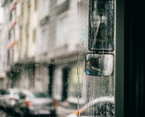 雨天公交车的挡风玻璃湿 · 免费素材图片