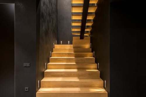照明的楼梯，在轻现代的房子里 · 免费素材图片