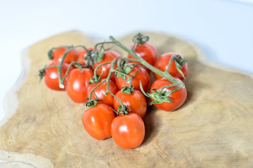 白色陶瓷板上的红番茄 · 免费素材图片