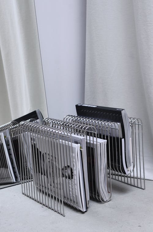 白色窗帘附近的白色散热器加热器 · 免费素材图片