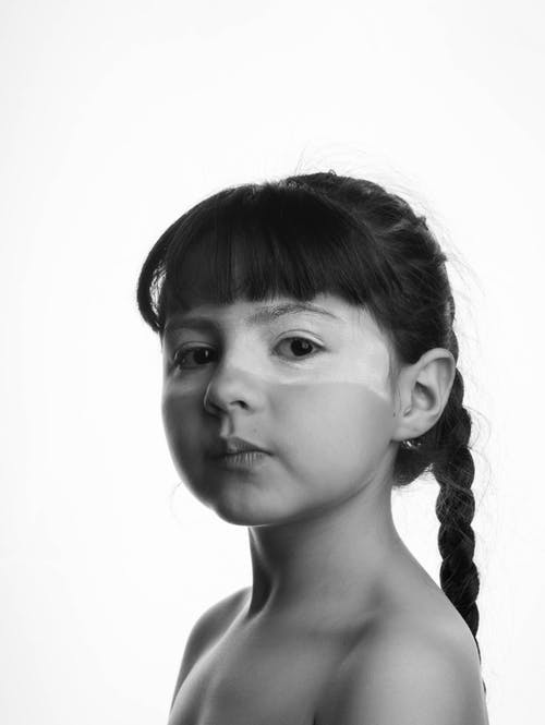 辫子的女孩的灰度照片 · 免费素材图片
