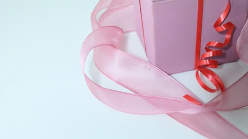 紫色盒子上的粉红丝带 · 免费素材图片