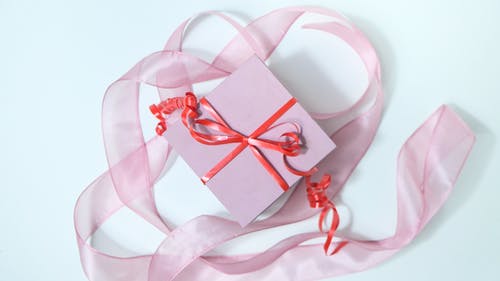 粉色和白色心形印花礼品盒 · 免费素材图片