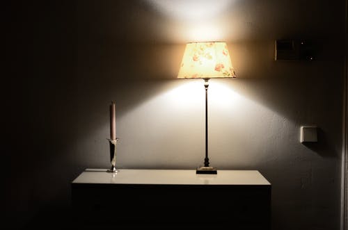 棕色的木桌上的白色和银色台灯 · 免费素材图片
