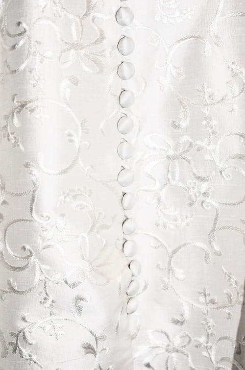 白色和灰色花卉纺织 · 免费素材图片