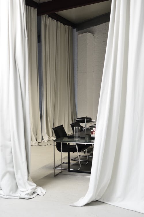 黑桌附近的白色窗帘 · 免费素材图片