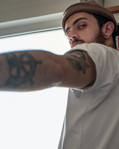 有关（顶部有小羊毛球的）羊毛帽子, 人, 家伙的免费素材图片