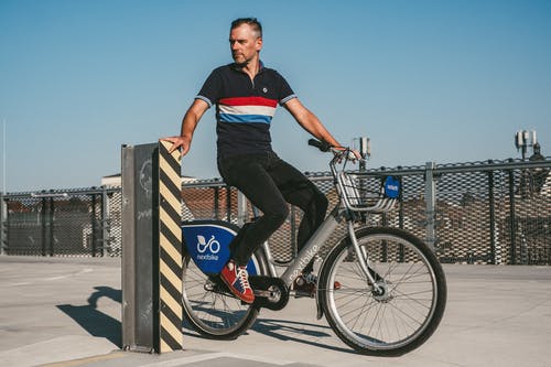 有关休闲装, 女人, 摆姿势的免费素材图片