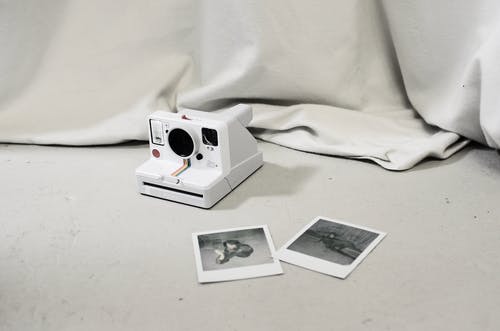 白色和黑色宝丽来相机 · 免费素材图片