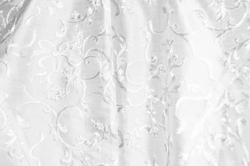 白色和灰色花卉窗帘 · 免费素材图片