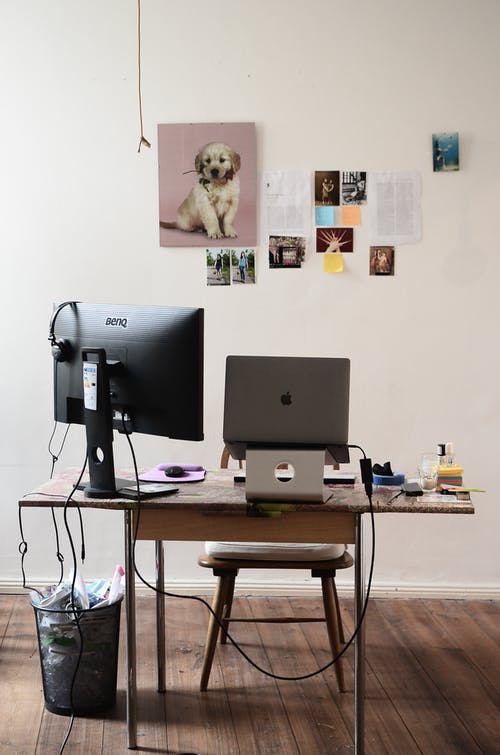 黑色平板电脑显示器棕色木制的桌子上 · 免费素材图片
