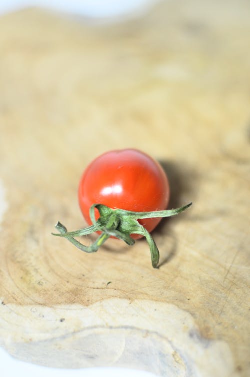 棕色的木桌上的红番茄 · 免费素材图片