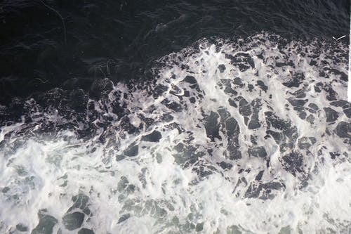 黑色表面上的水波 · 免费素材图片